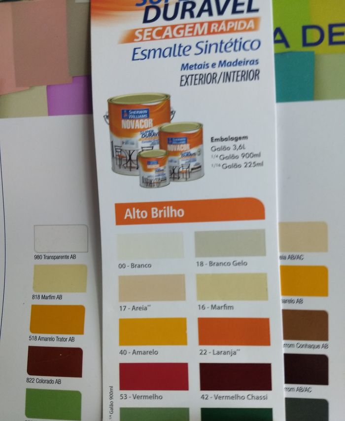 Catálogo de cores do esmalte sintético Novacor Super Durável alto brilho, com amostras de branco, areia, amarelo, laranja, vermelho e verde